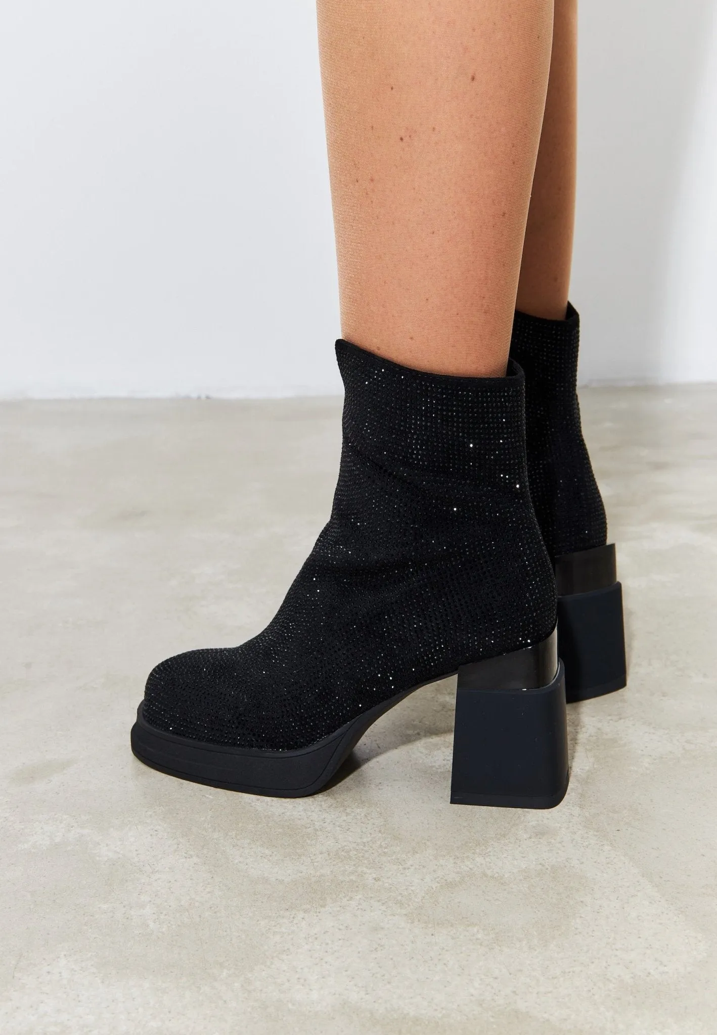 Leather Block Heels Ankle Boots - Black