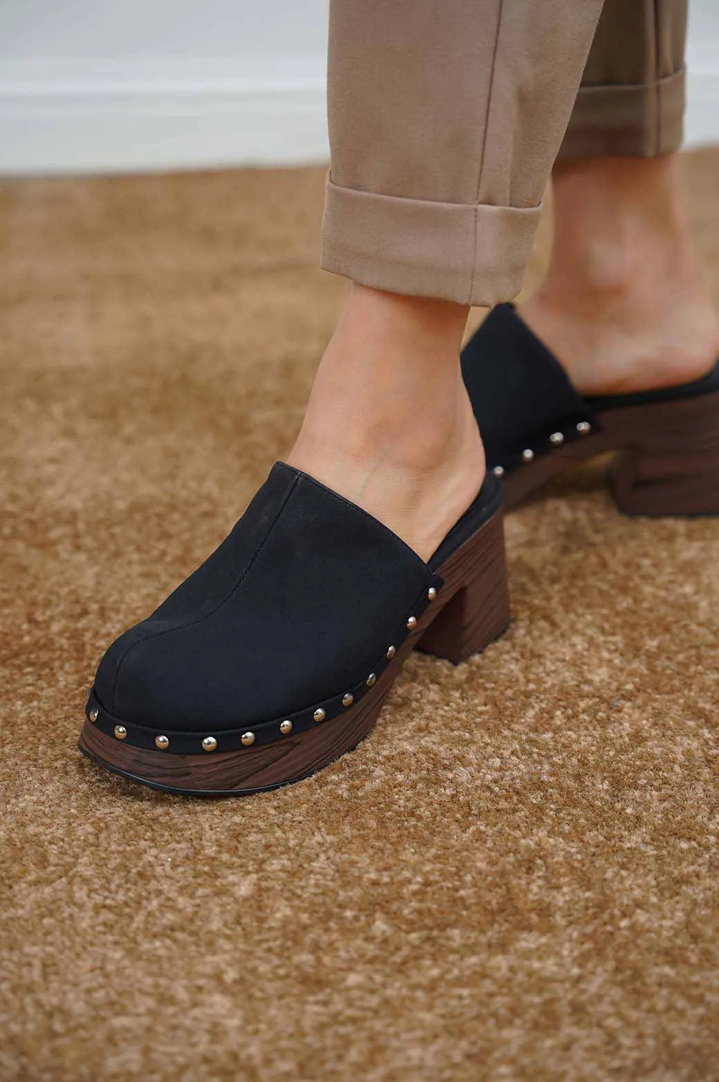 STUDDED PLATFORM  CLOGS