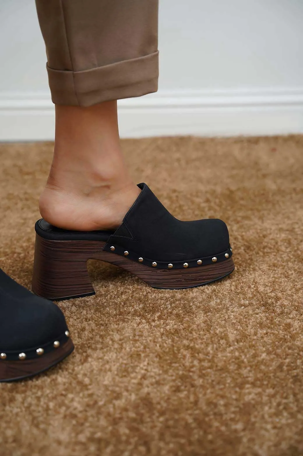 STUDDED PLATFORM  CLOGS